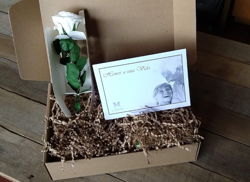 comprar bono honor a una vida con rosa blanca